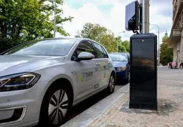 Sloup veřejného osvětlení s nabíječkou elektromobilů