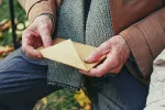 Finanční dárky v obálce jsou sice praktické, v některých rodinách se ale snadno změní v nepříjemný nátlak na seniory. Finanční dárky v obálce jsou sice praktické, v některých rodinách se ale snadno změní v nepříjemný nátlak na seniory.