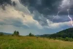 Bouřky přinesou i silné blesky a nárazy větru kolem 70 km/h Bouřky přinesou i silné blesky a nárazy větru kolem 70 km/h