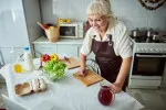 Domácí hospodaření a šetrné využití potravin se vrací do českých kuchyní.