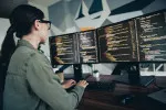 Nejvyšší nástupní mzdy v Česku nabízejí mezinárodní technologické firmy softwarovým inženýrům a datovým analytikům.