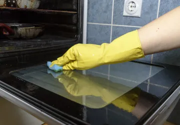 Čisté sklo v troubě bez drhnutí zajistí speciální programy i babské rady