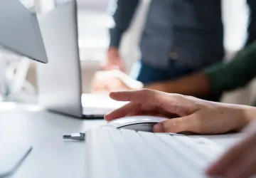 Jedno kliknutí a Evropa může být bez elektřiny. Závislost na technologiích z Číny může být obrovský problém v případě krize