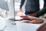 Jedno kliknutí a Evropa může být bez elektřiny. Závislost na technologiích z Číny může být obrovský problém v případě krize