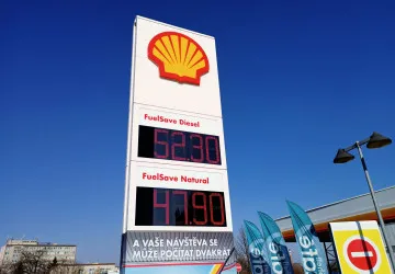 Ceny pohonných hmot na českých čerpacích stanicích prudce rostou a nafta na některých místech překračuje hranici 50 korun za litr.