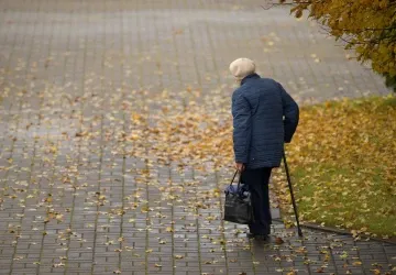 Než rodiče opravdu potřebují pomoc, děti většinou počítají hlavně s penězi