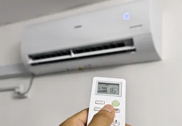 Klasické klimatizace mají až o 50 % vyšší provozní náklady než stropní chlazení.