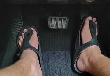 Dejte si pozor na řízení v nevhodné obuvi