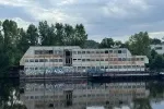 Bývalý Botel Neptun se prodává za 4,8 milionu korun bez DPH. Nízkou pořizovací cenu však vyvažuje fakt, že se loď prodává bez kotviště. Bývalý Botel Neptun se prodává za 4,8 milionu korun bez DPH. Nízkou pořizovací cenu však vyvažuje fakt, že se loď prodává bez kotviště.