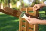 Dřevěný zahradní nábytek stačí před zimou natřít správným nátěrem. Dřevěný zahradní nábytek stačí před zimou natřít správným nátěrem.