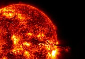 Při erupci se ze Slunce uvolní obrovské množství energie Při erupci se ze Slunce uvolní obrovské množství energie