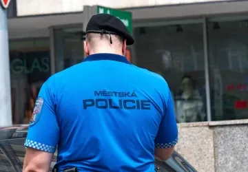 Praha hledá lidi s maturitou, kteří chtějí obléknout uniformu strážníka