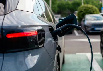 Nákup nového vozu je teď lepší odložit, příští rok budou výhodnější elektromobily