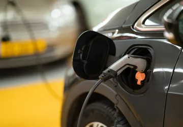 Nabíjení elektromobilu v podzemní garáži