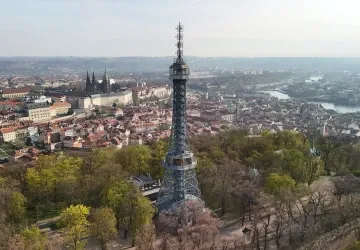 Mnoho turistů i Pražanů využívá lanovku na petřínskou rozhlednu. 