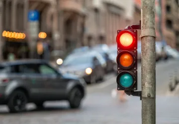 Při stání na semaforu nestůjte na brzdě