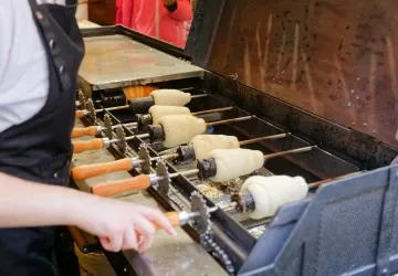 Práce na vánočních trzích láká nejenom studenty, ale i starší ročníky.