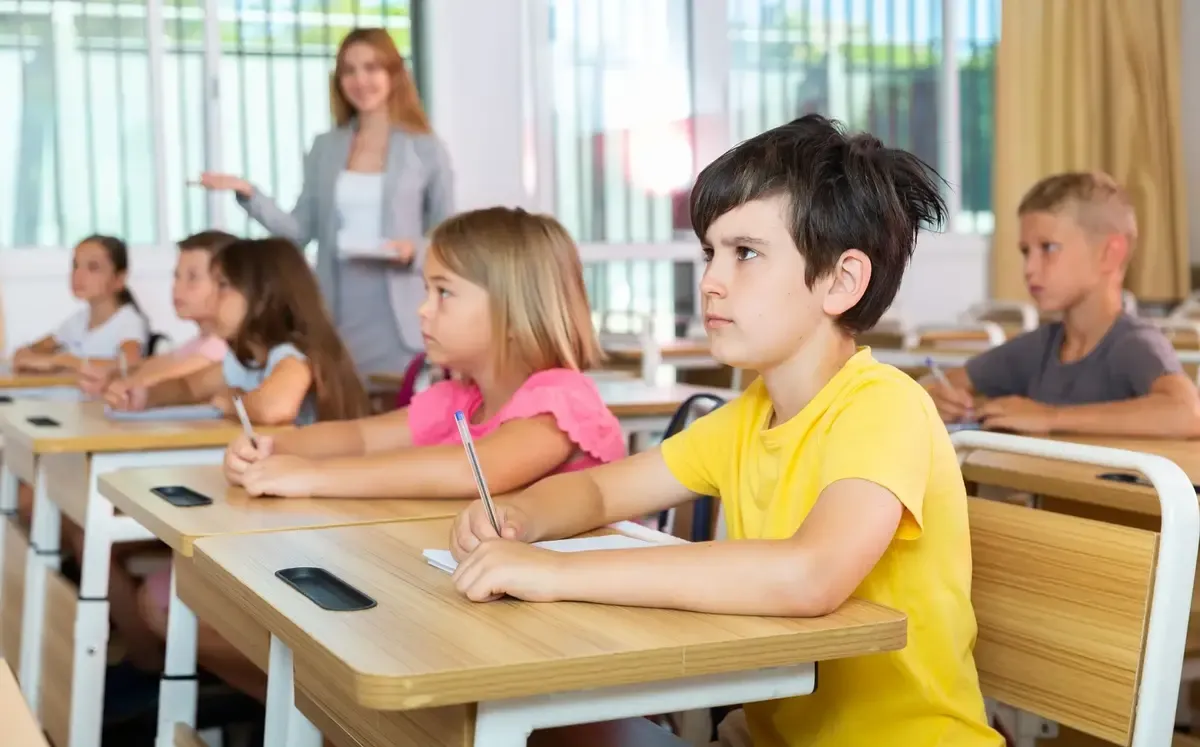 Některé chytré děti musí čekat na pomalejší spolužáky a ztrácejí motivaci Některé chytré děti musí čekat na pomalejší spolužáky a ztrácejí motivaci