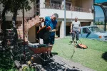 Hlučné víkendové sekání trávy řeší stále více českých obcí závaznými vyhláškami s hrozbou vysokých pokut.