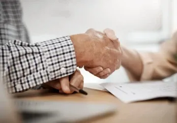 Muž dál pracuje, bere mzdu i celou penzi a využívá další výhodu systému Muž dál pracuje, bere mzdu i celou penzi a využívá další výhodu systému
