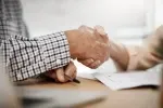 Muž dál pracuje, bere mzdu i celou penzi a využívá další výhodu systému Muž dál pracuje, bere mzdu i celou penzi a využívá další výhodu systému