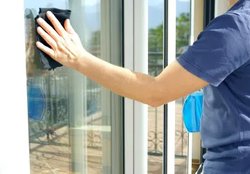 Jednoduchý trik na vyčištění rámů bez drhnutí i drahé chemie