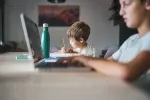 Zakazovat dětem AI při domácích úkolech nedává podle mnohých rodičů smysl