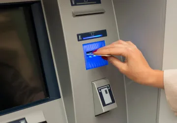 Podle statistik se většina bankovních podvodů odehrává u bankomatů mimo přímý dohled poboček.