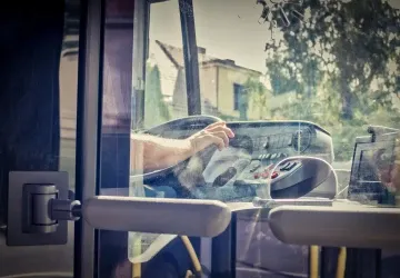 Český řidič autobusu si nelámal hlavu a projel skrz rozdělanou silnici Český řidič autobusu si nelámal hlavu a projel skrz rozdělanou silnici