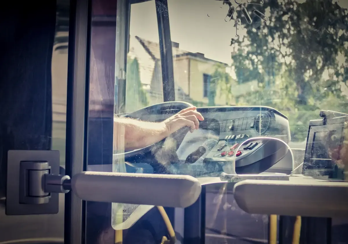 Český řidič autobusu si nelámal hlavu a projel skrz rozdělanou silnici Český řidič autobusu si nelámal hlavu a projel skrz rozdělanou silnici