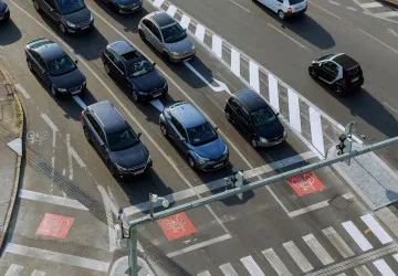 Letní oprava klíčových tepen způsobuje v Praze dlouhé kolony. Je tedy nutné počítat se zdržením. Letní oprava klíčových tepen způsobuje v Praze dlouhé kolony. Je tedy nutné počítat se zdržením.