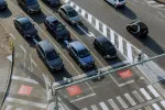 Letní oprava klíčových tepen způsobuje v Praze dlouhé kolony. Je tedy nutné počítat se zdržením. Letní oprava klíčových tepen způsobuje v Praze dlouhé kolony. Je tedy nutné počítat se zdržením.