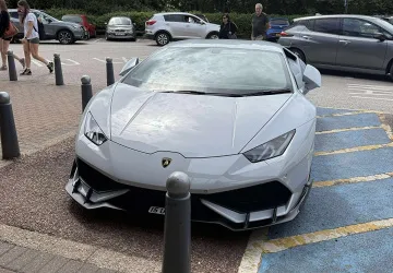 Řidič Lamborghini zaparkoval na místě pro invalidy