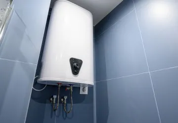 Bílý elektrický ohřívač vody