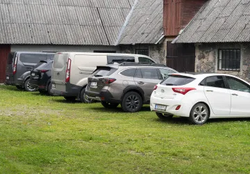 Dlouhodobé parkování na cizím pozemku automaticky neznamená, že na něj řidiči vznikne vlastnické právo.