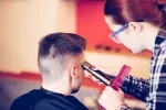 Kadeřnictví patří mezi obory, kde je „jen hotovost" pořád běžná praxe Kadeřnictví patří mezi obory, kde je „jen hotovost" pořád běžná praxe