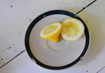 Rozkrojený citron vedle postele má skvělé účinky