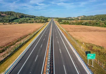 Spekulanti skupují pole u dálnic. Spekulanti skupují pole u dálnic.