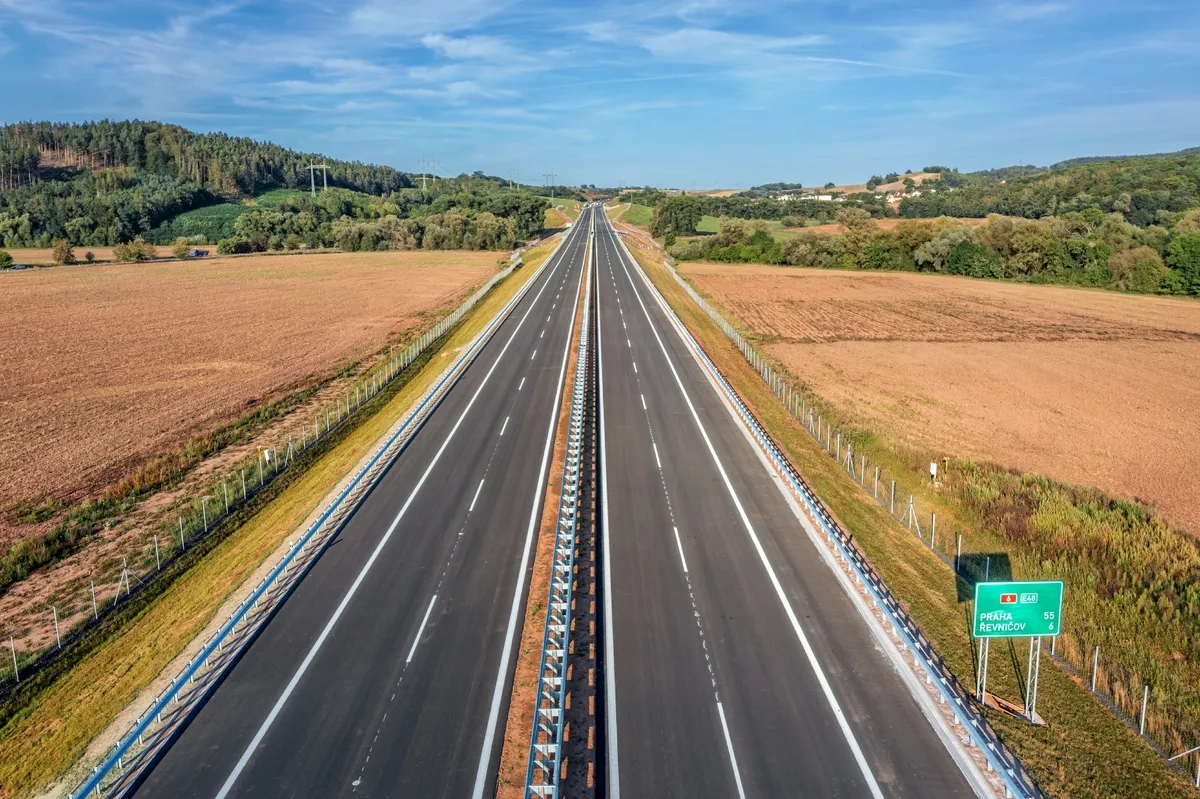 Spekulanti skupují pole u dálnic. Spekulanti skupují pole u dálnic.