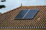 Na majitele fotovoltaik se řítí regulace. Má je donutit k většímu využití energie ze slunce na místě výroby
