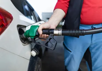 Paliva na čerpacích stanicích jsou nejlevnější za poslední roky. Kvůli pravidlům EU už ale ne na dlouho