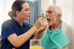 Stát vyplácí na péči o seniory až 27 000 Kč měsíčně