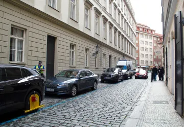 I přes uhrazené parkování řidiči dostávají botičky a pokuty. I přes uhrazené parkování řidiči dostávají botičky a pokuty.