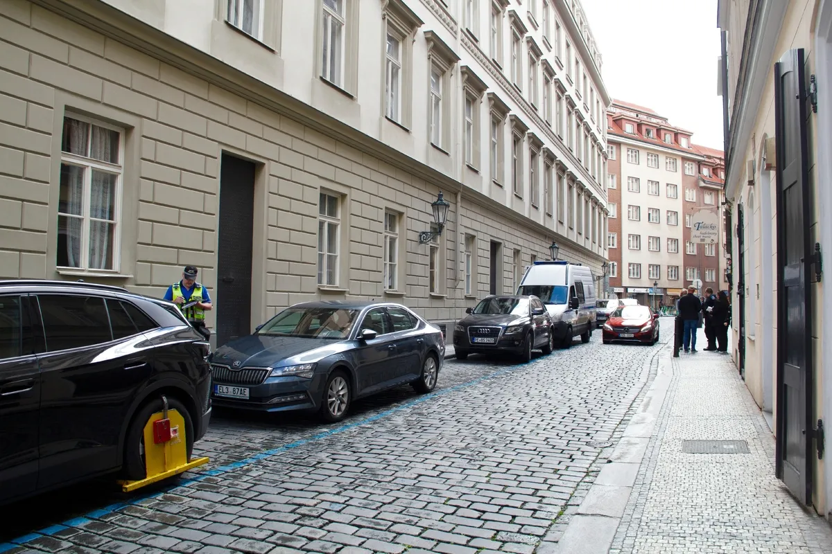 I přes uhrazené parkování řidiči dostávají botičky a pokuty. I přes uhrazené parkování řidiči dostávají botičky a pokuty.