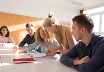 Nástupní mzda čerstvého absolventa je dnes dvakrát až třikrát nižší, než jaká čísla padají ve videích z ulic
