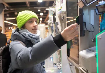 Mladší 18 let narazí u pokladny na nečekaný problém