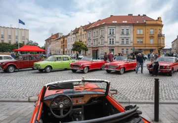 Po roce 1989 zažil český automobilový trh příval nových značek, modelů i dovozů ze zahraničí.