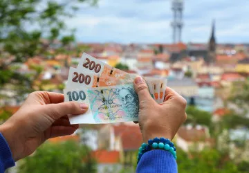 Hrubá mzda v roce 2027 v Praze překročí 75 tisíc korun.