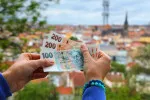 Hrubá mzda v roce 2027 v Praze překročí 75 tisíc korun.