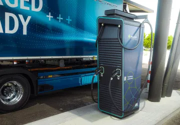 Infrastruktura pro nabíjení elektrických kamionů stále téměř neexistuje, pro většinu provozu by jich přitom stačilo „minimum“